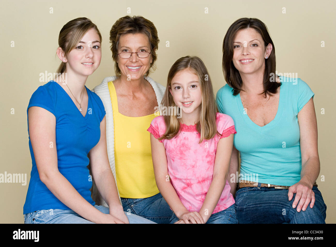 Portrait de grand-mère, la mère et les deux filles (8-9, 14-15) Banque D'Images