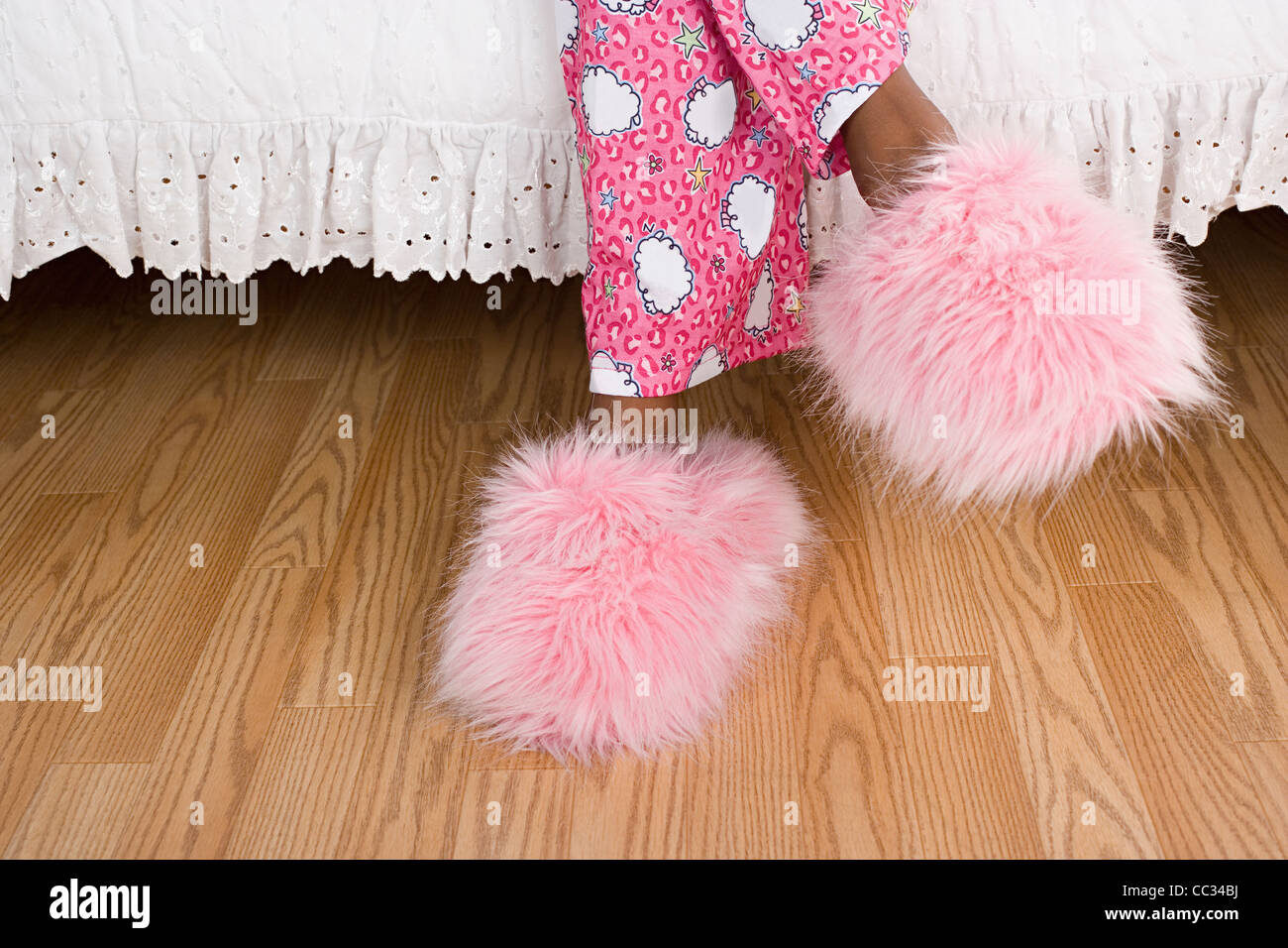 USA, Californie, Los Angeles, Close up of girl's (10-11) les jambes en pyjama et chaussons Banque D'Images