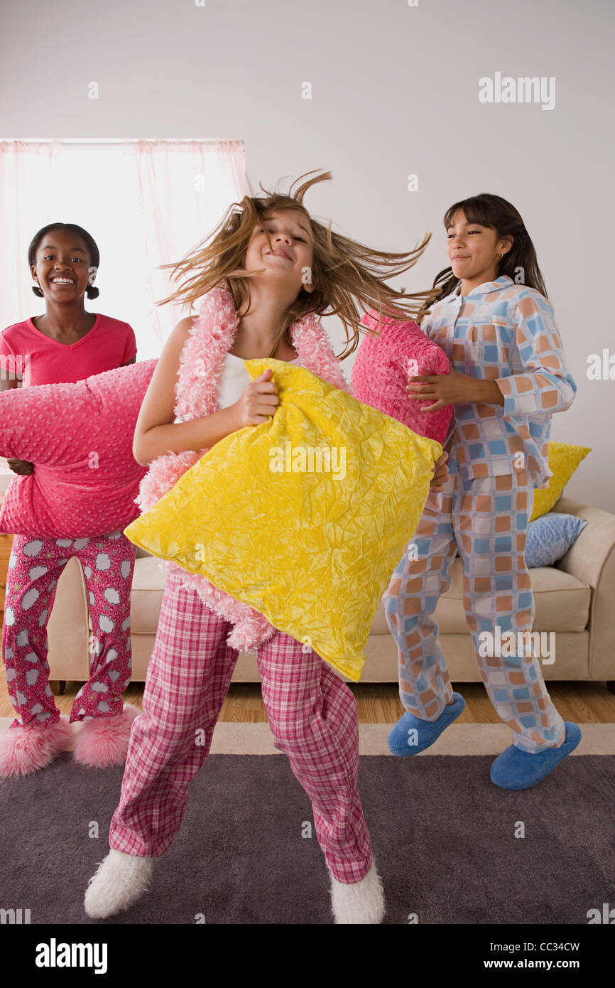 USA, Californie, Los Angeles, Portrait de trois jeunes filles (10-11) jumping à slumber party Banque D'Images