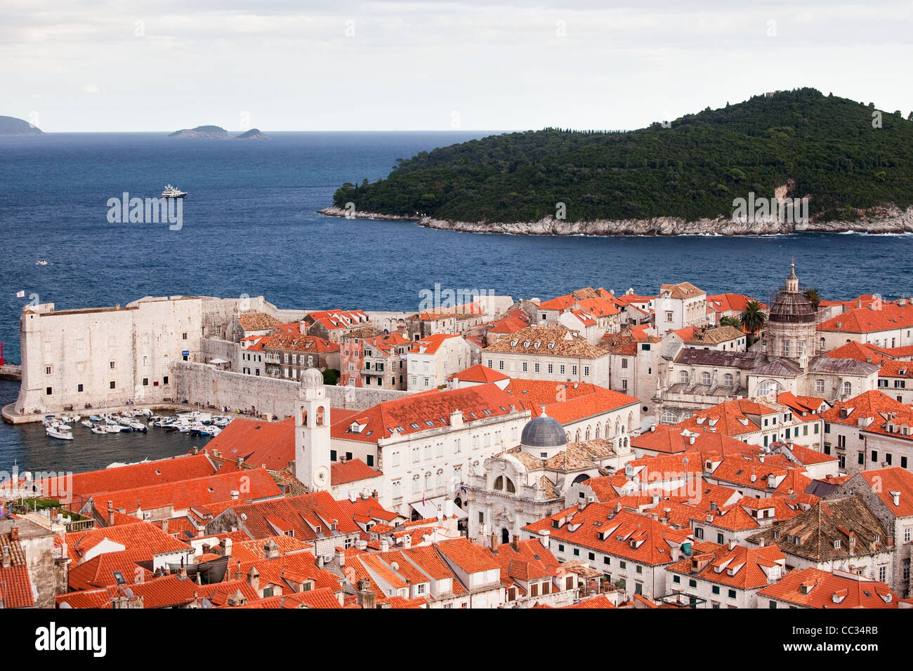 Vue panoramique sur la vieille ville de Dubrovnik et l'île de Lokrum sur la mer Adriatique en Croatie Banque D'Images