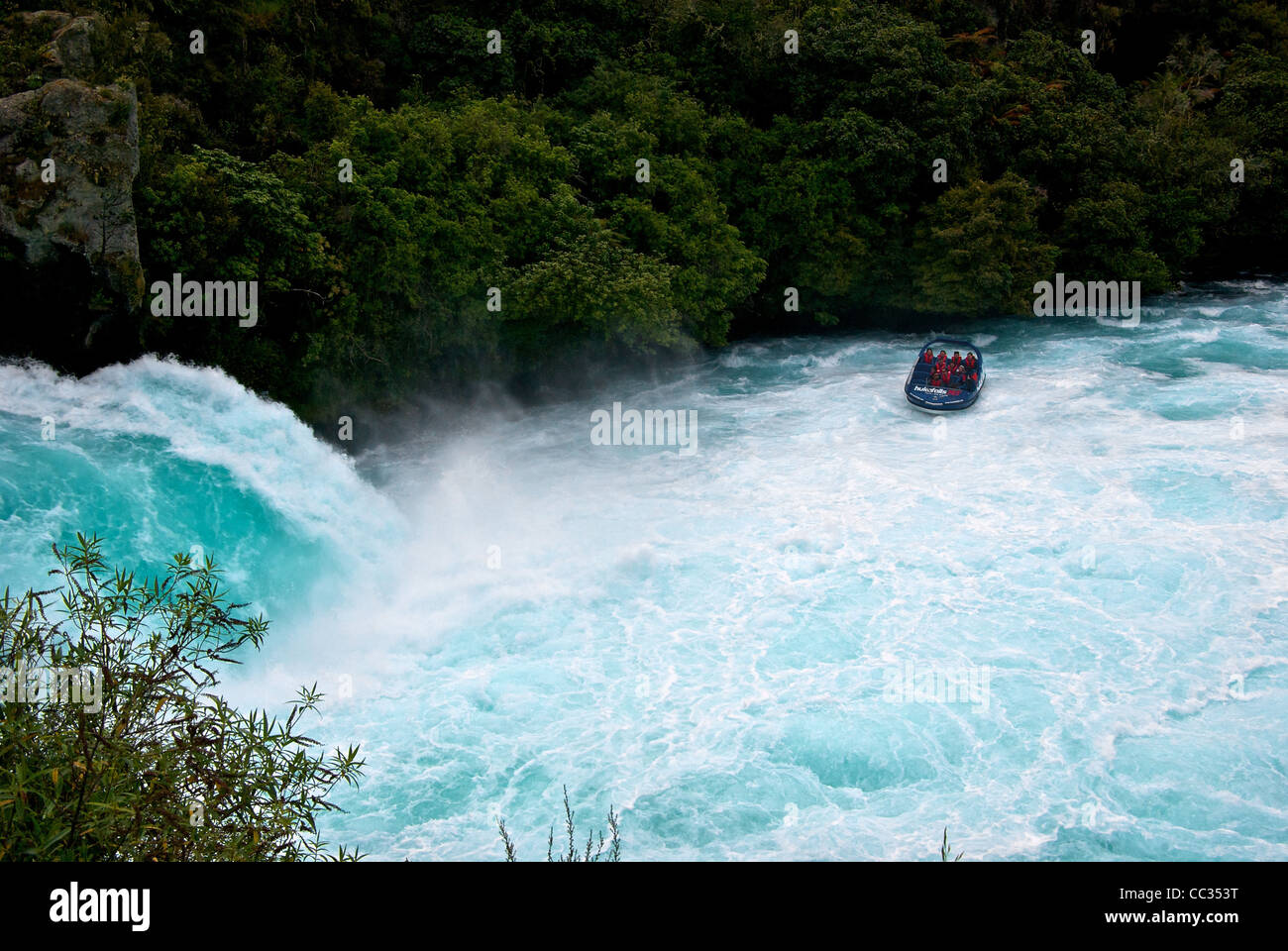 Excursion en bateau Jet tourbillonnant turbulents courants écumeux de fleuve Waikato ci-dessous brumes cascade de Huka Banque D'Images