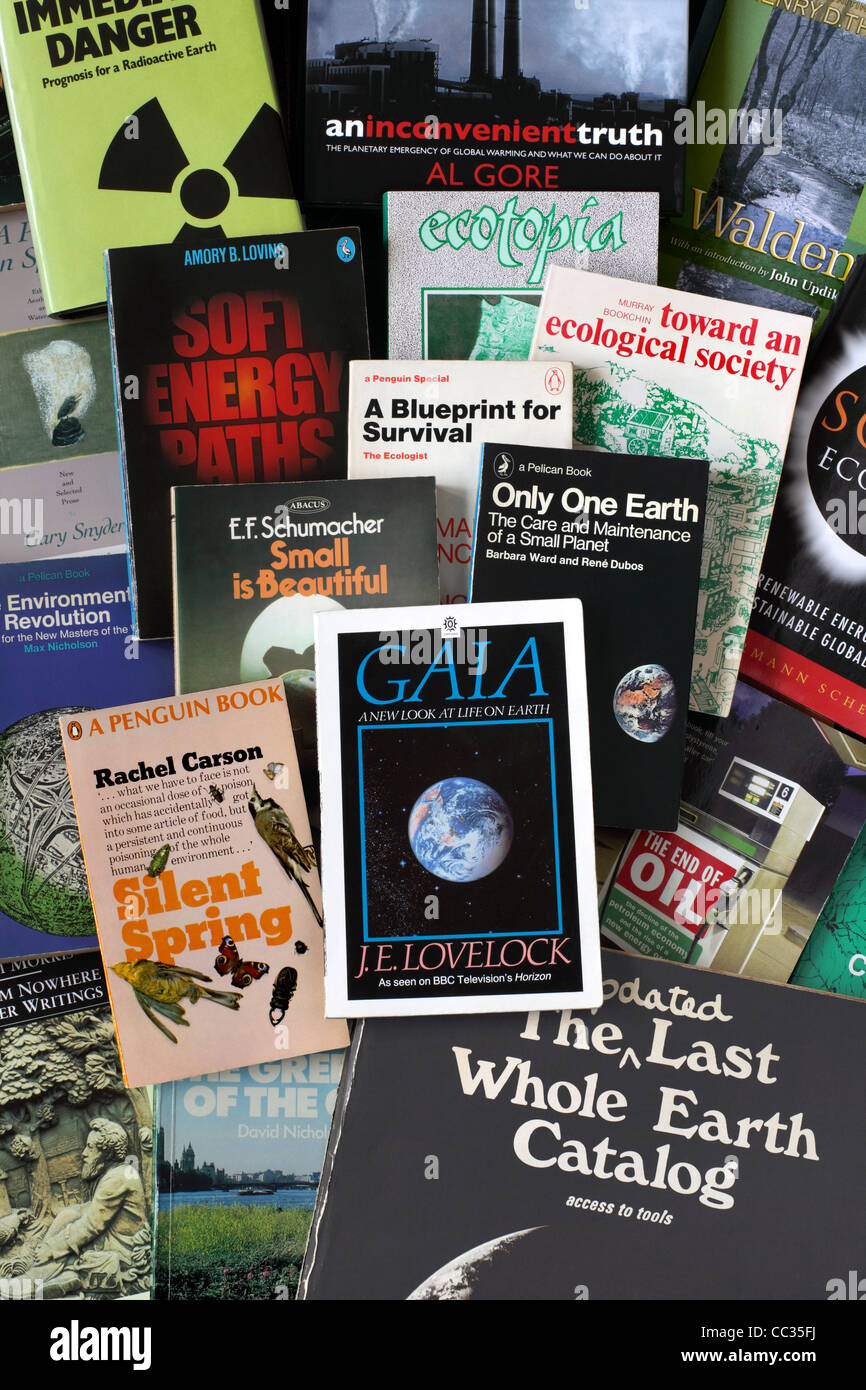 Une sélection de livres sur l'environnement, y compris certains titres historiques qui ont influencé le mouvement vert. Banque D'Images
