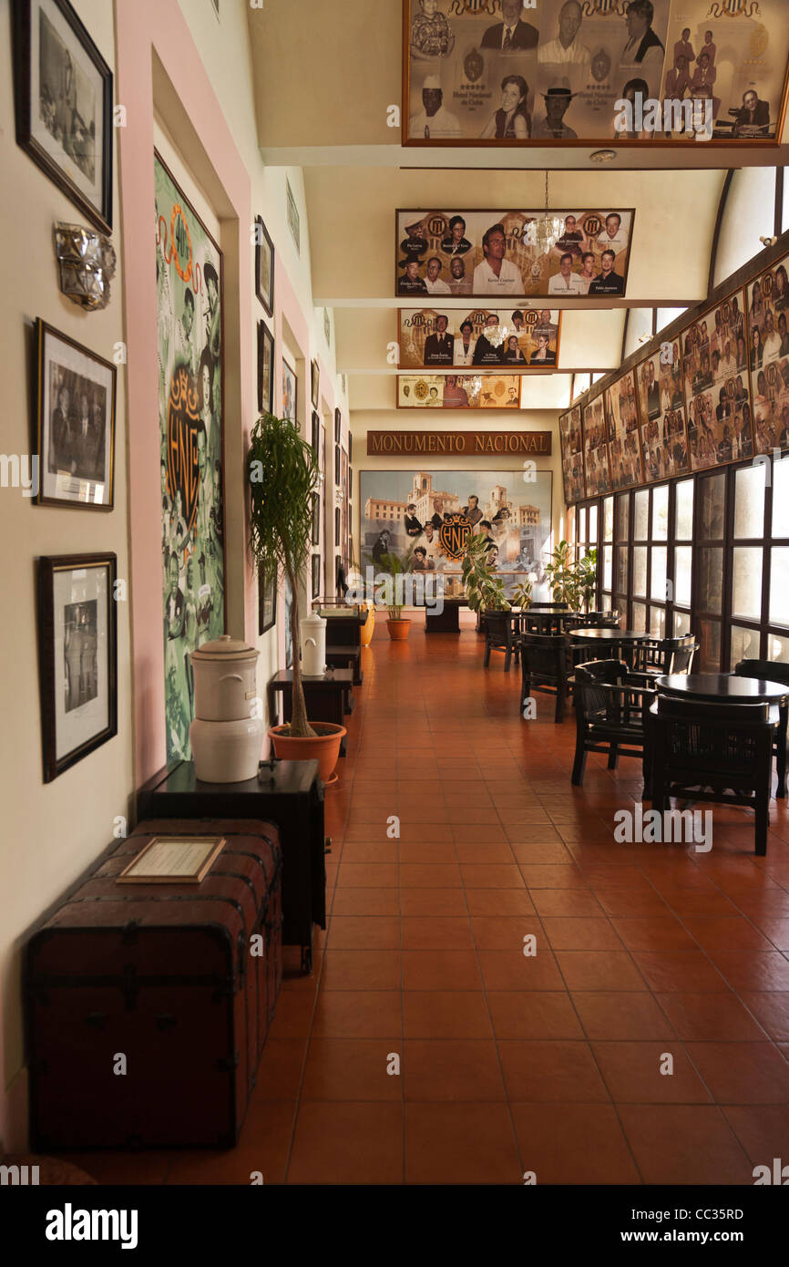 Le lobby/bar Galerie Salon de l'art deco Hotel Nacional de Cuba La Havane. Les murs sont décorés avec des photos de célébrités Banque D'Images