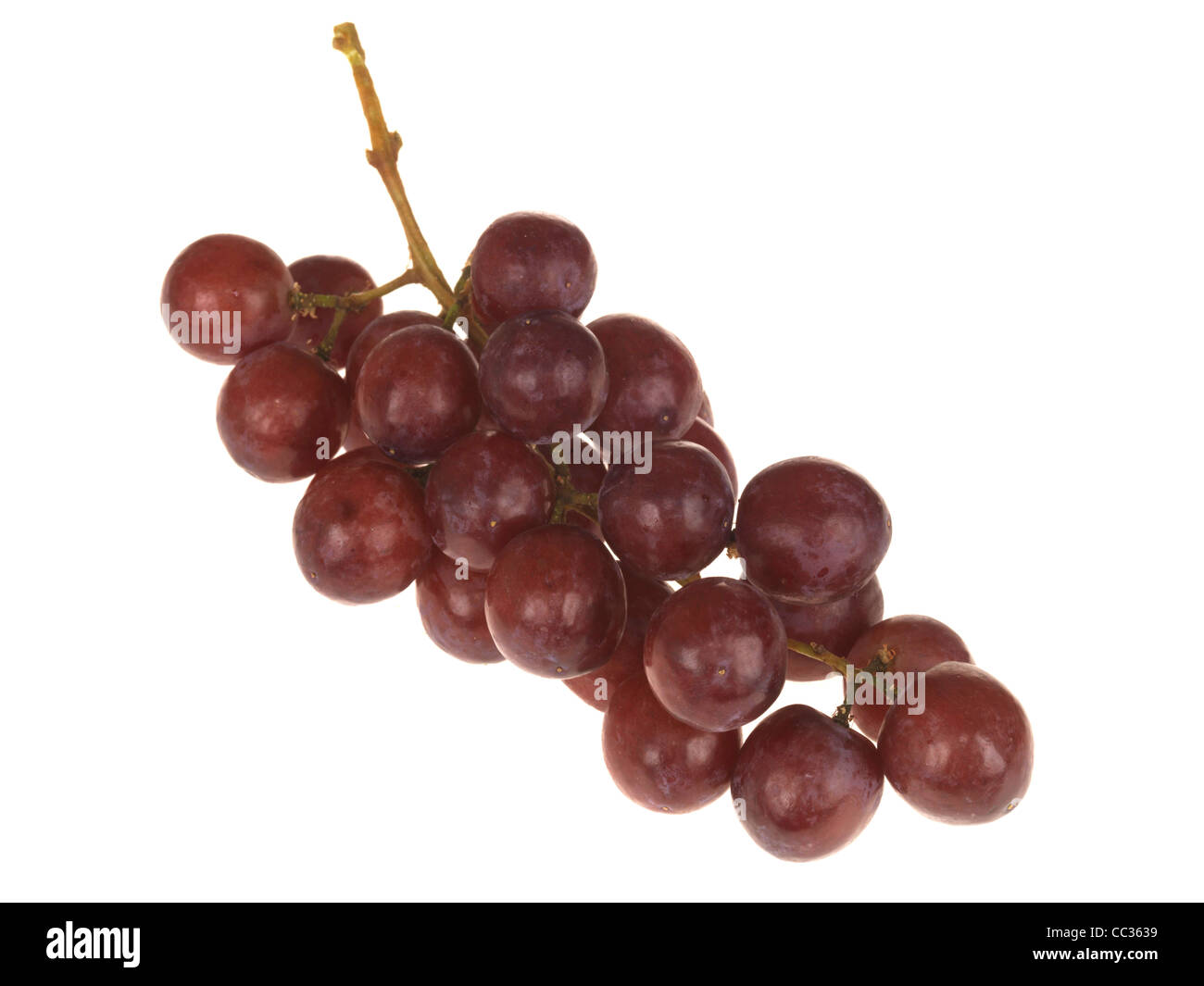 Bande de doux frais sain de raisins rouges sur un fond blanc avec un chemin de détourage et aucun peuple Banque D'Images