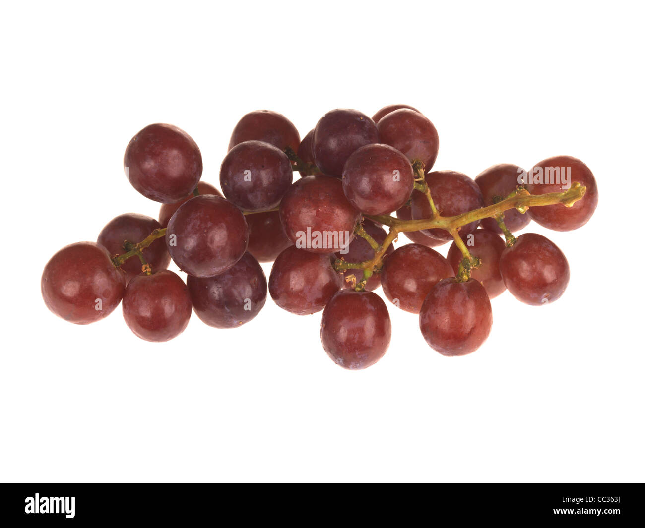 Bande de doux frais sain de raisins rouges sur un fond blanc avec un chemin de détourage et aucun peuple Banque D'Images