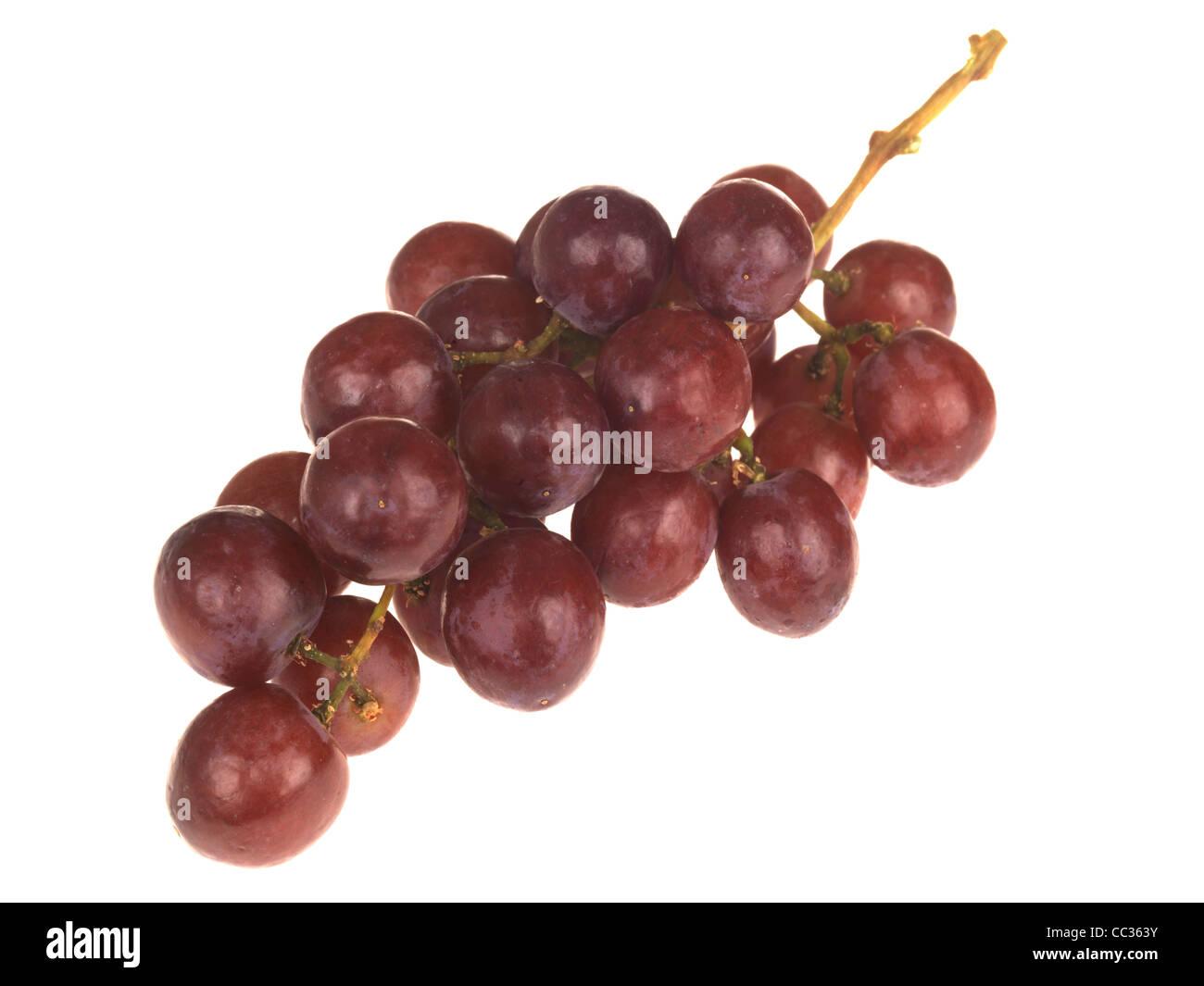 Bande de doux frais sain de raisins rouges sur un fond blanc avec un chemin de détourage et aucun peuple Banque D'Images