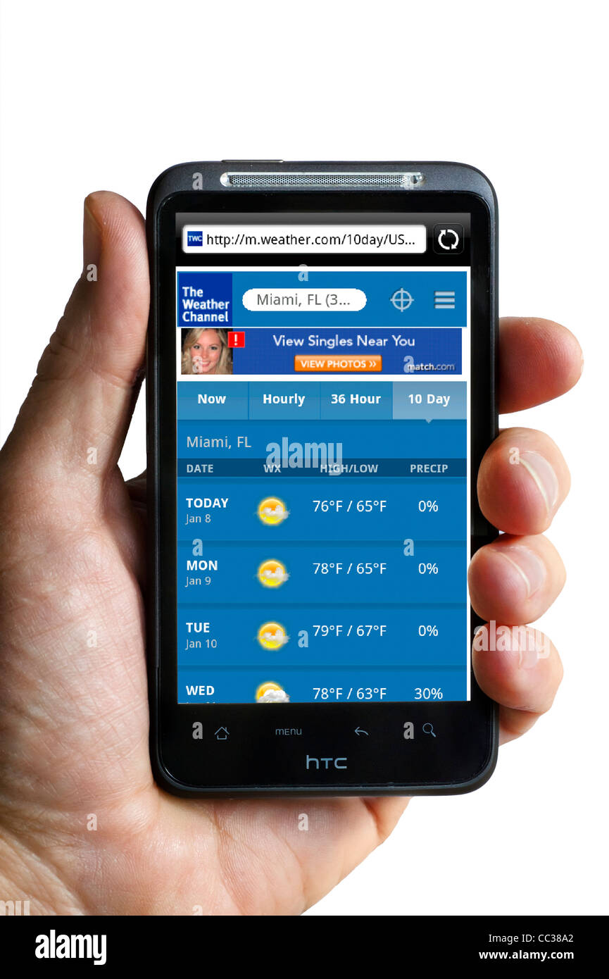 Regardant le Weather Channel sur un smartphone HTC Banque D'Images