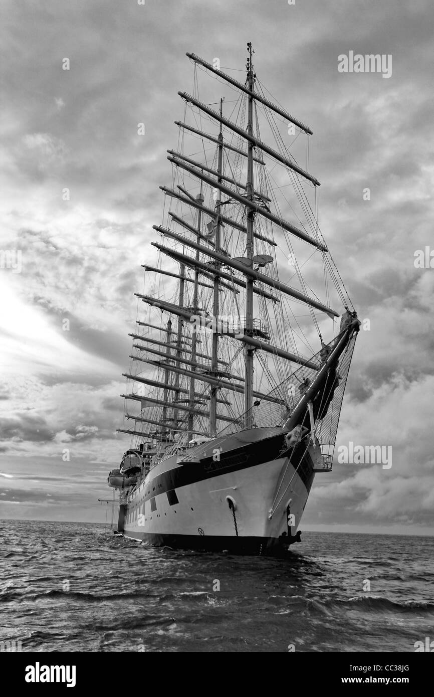 Royal Clipper' square-gréeur ancré à la Dominique dans les Caraïbes orientales en noir et blanc Banque D'Images