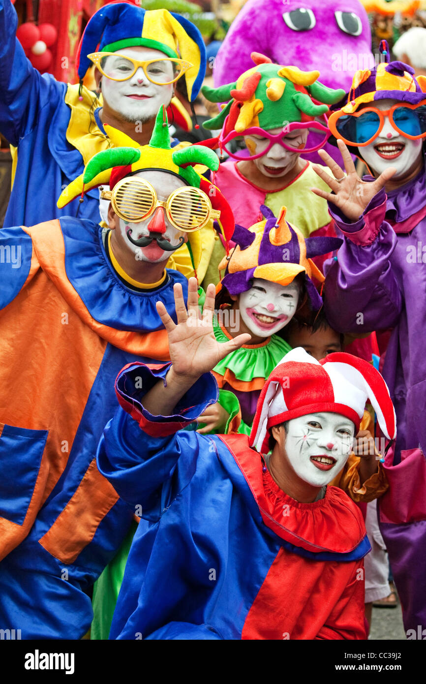 Photo de groupe happy smiling clowns en costume complet Banque D'Images