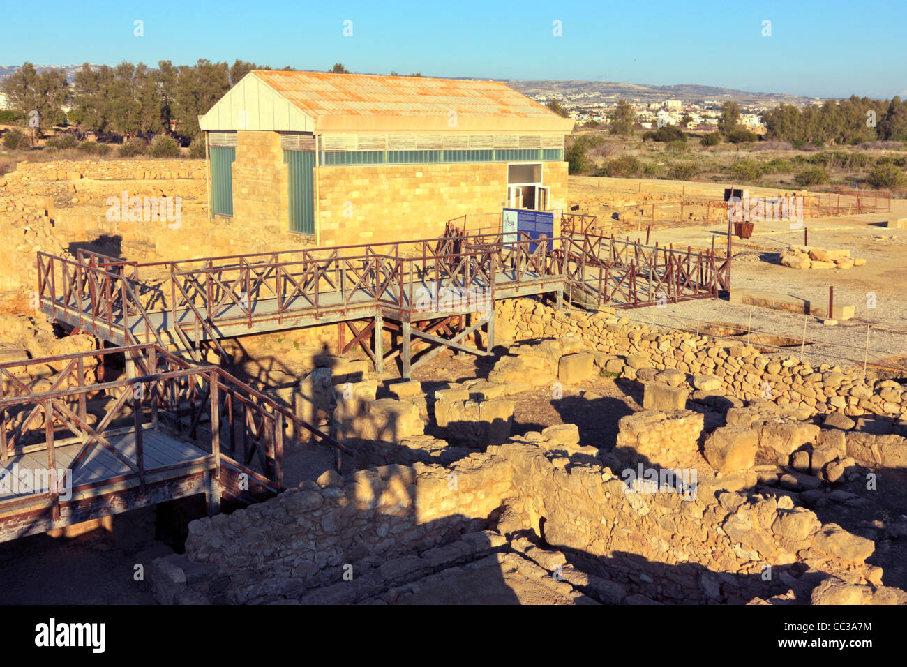 Fouilles au Parc archéologique de Paphos, Chypre, Maison d'Aion à l'arrière-plan Banque D'Images