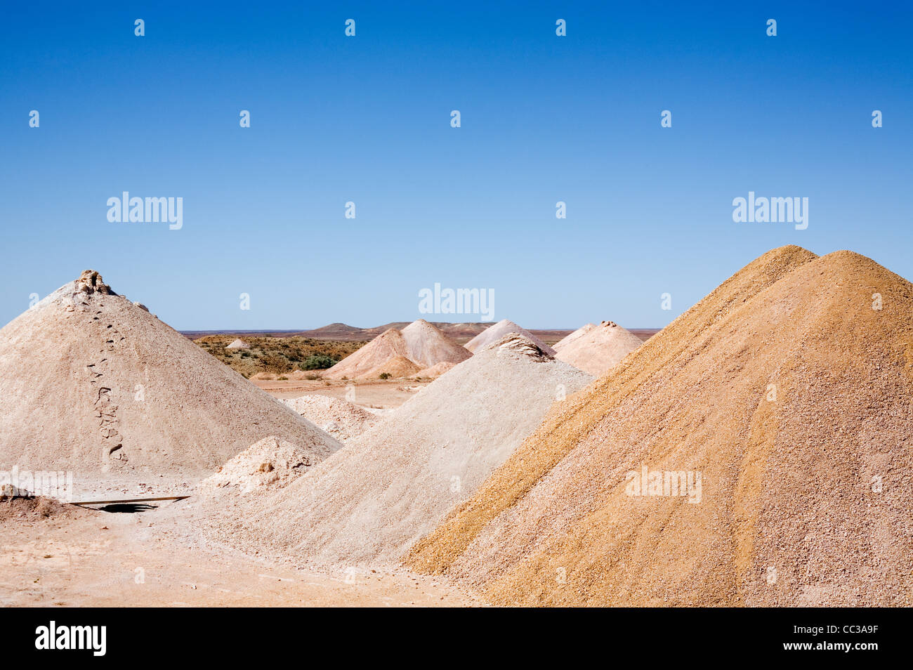 Pieux coniques de la saleté de l'arbres de nombreuses mines creusées dans le champs d'opale de Coober Pedy. Coober Pedy, South Australia, Australie. Banque D'Images