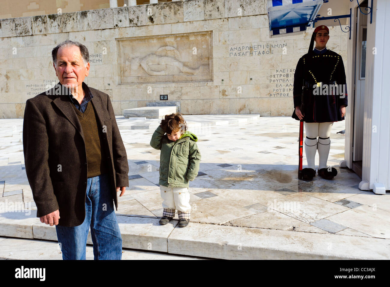Evzone sur la Tombe du Soldat inconnu, la Place Syntagma, Athènes, Grèce, Europe Banque D'Images