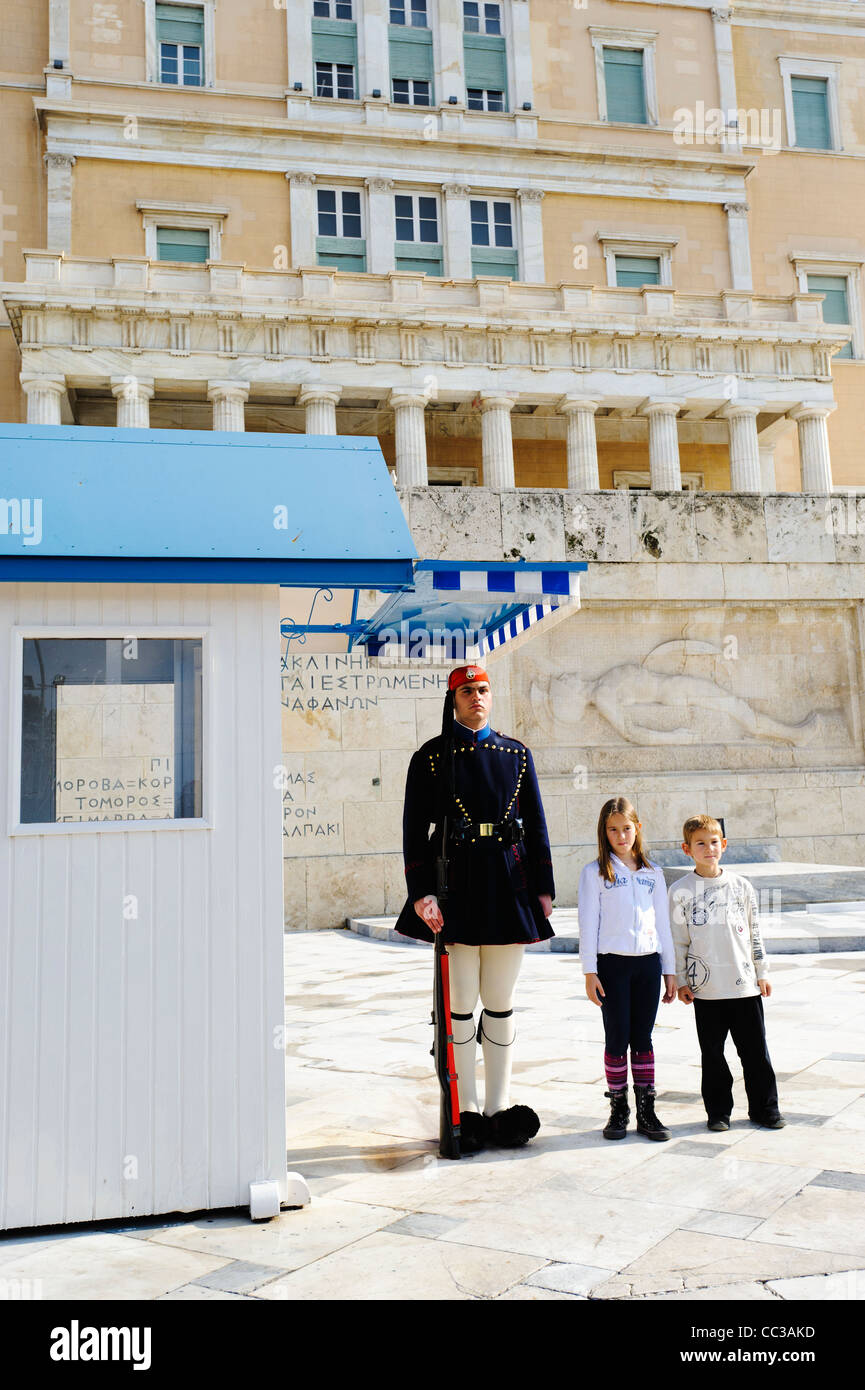 Evzone et des enfants devant le parlement à la place Syntagma, Athènes, Grèce, Europe Banque D'Images