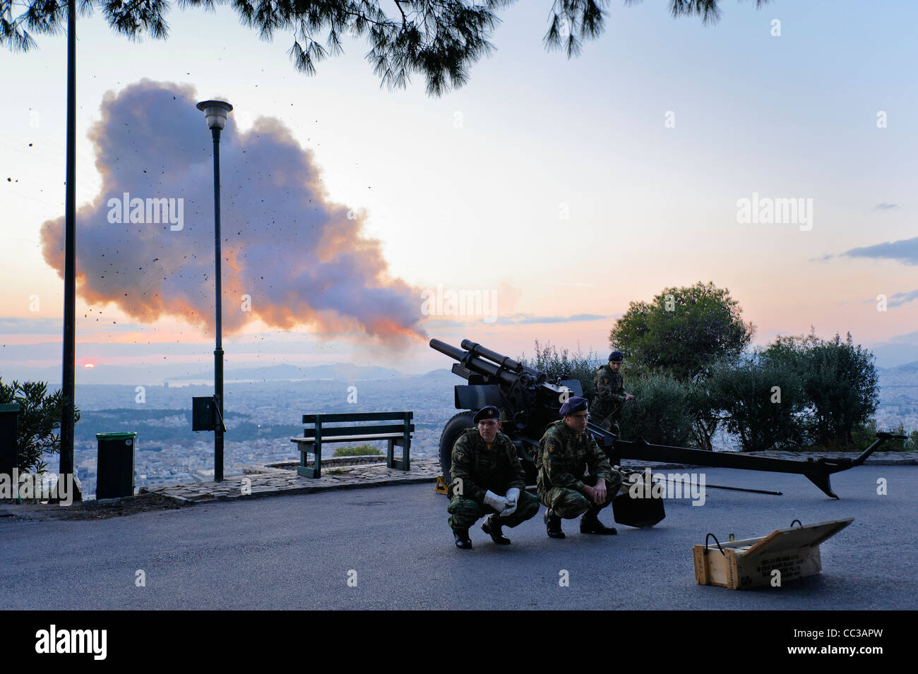 En tirant une salve sur le jour de l'An, le mont Lycabette, Athènes, Grèce, Europe Banque D'Images