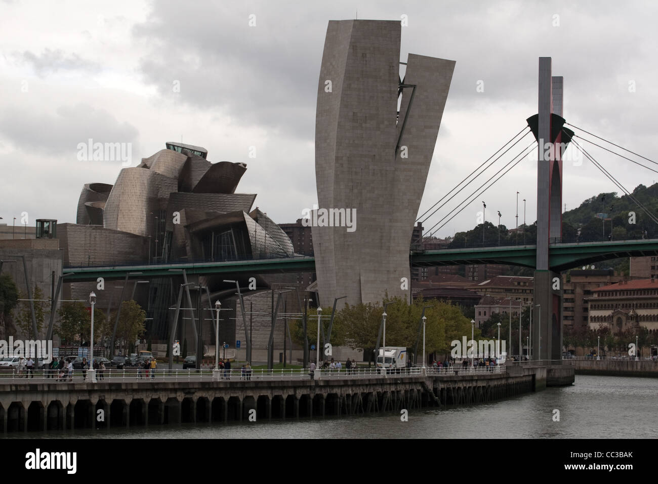 Musée Guggenheim avec échelles titane bardage  + Ponte Principes de Espana (Ponte de la Salve), Bilbao, Espagne Banque D'Images