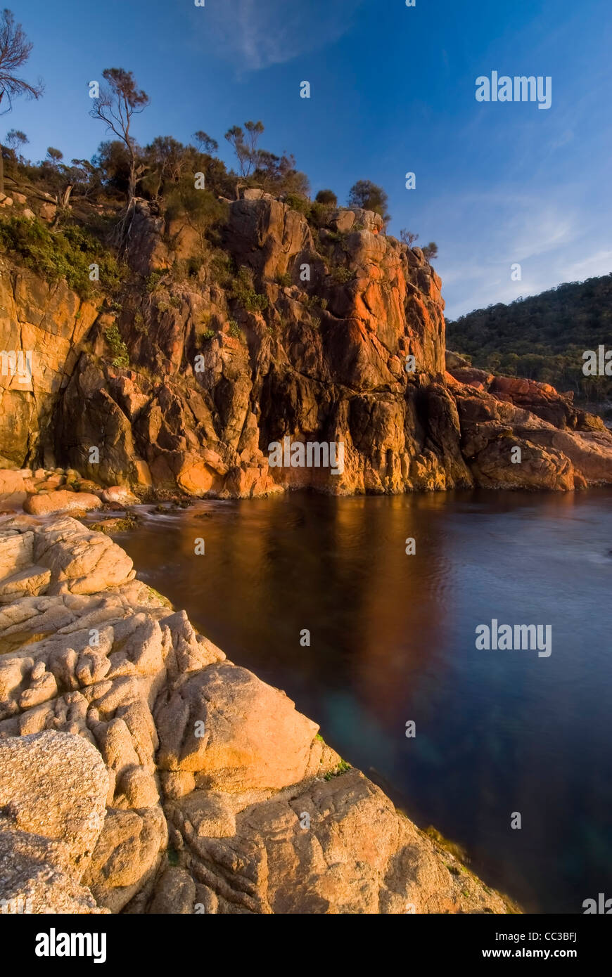 Sleepy Bay, parc national de Freycinet, Tasmanie, Australie. Le lever du soleil. Banque D'Images