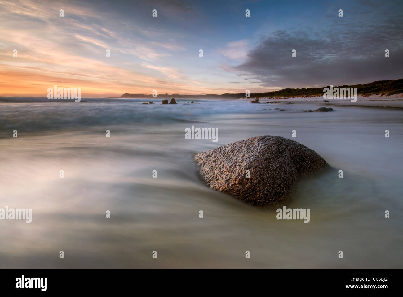 Les plages, parc national de Freycinet, Tasmanie, Australie. Le lever du soleil. Banque D'Images