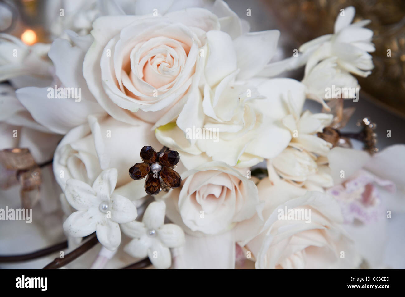 Des roses blanches dans un bouquet de mariage Banque D'Images