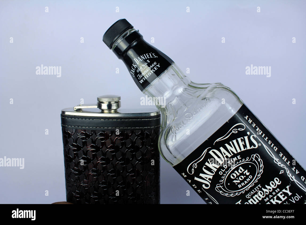 Bouteille de whisky Jack Daniels avec un ballon-hanche Banque D'Images