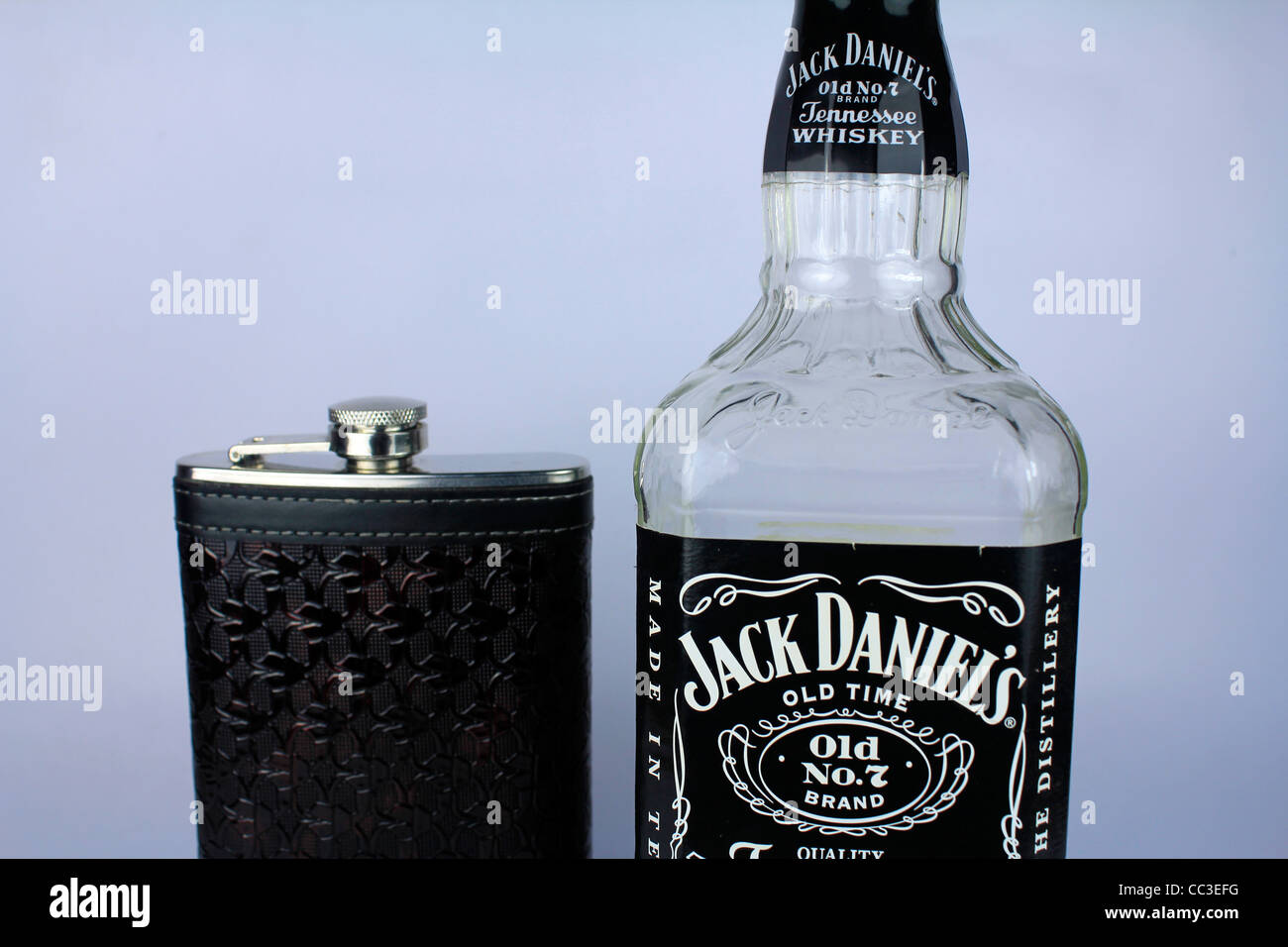 Bouteille de whisky Jack Daniels avec un ballon-hanche Banque D'Images