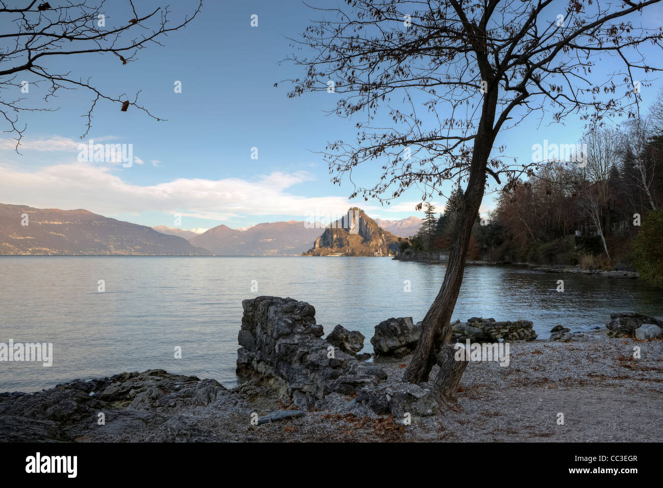 Cinque arcate Bay sur le Lac Majeur, dans la Lombardie, Italie près de la ville de Laveno et rochers calcaires de Rocca di Calde Banque D'Images
