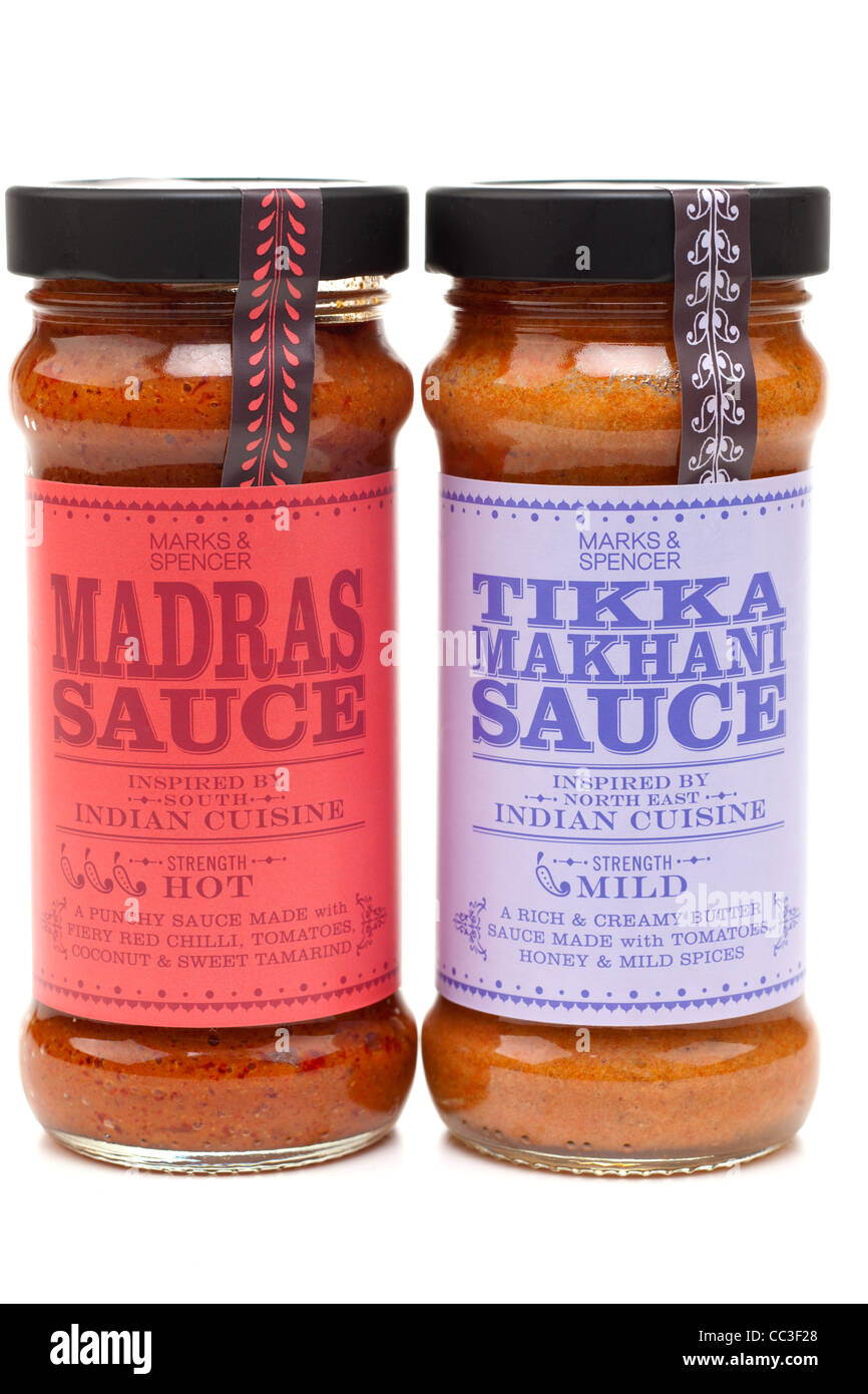 Deux pots de sauces Marks et Spencer Madras et Tikka Makhani Banque D'Images