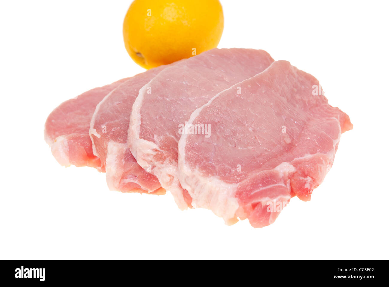 Partie de la longe de porc et de citron sur fond blanc Banque D'Images