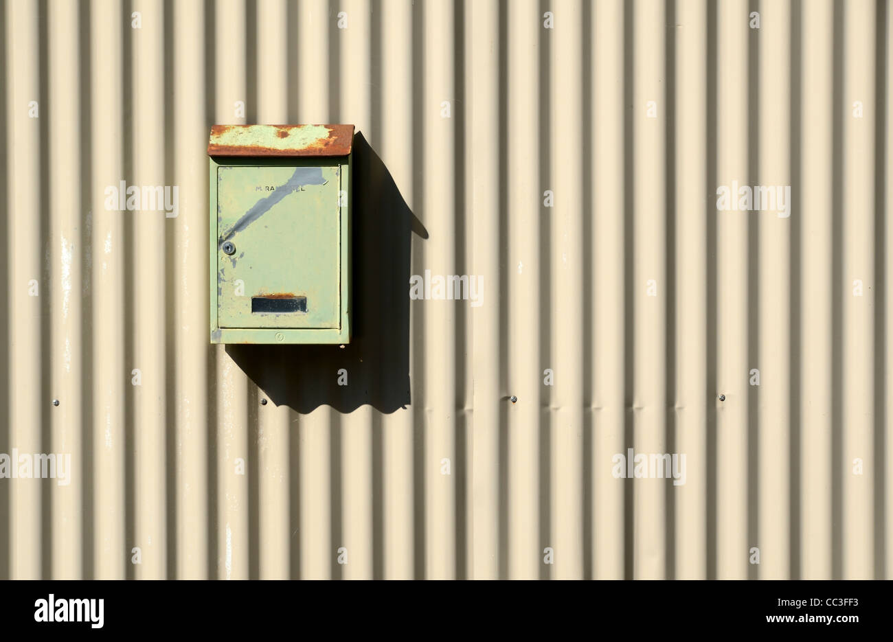 Boîte aux lettres, boîte postale, boîte aux lettres, boîte aux lettres, boîte aux lettres ou boîte de collecte en métal français fixée à un mur en fer ondulé en Provence France Banque D'Images