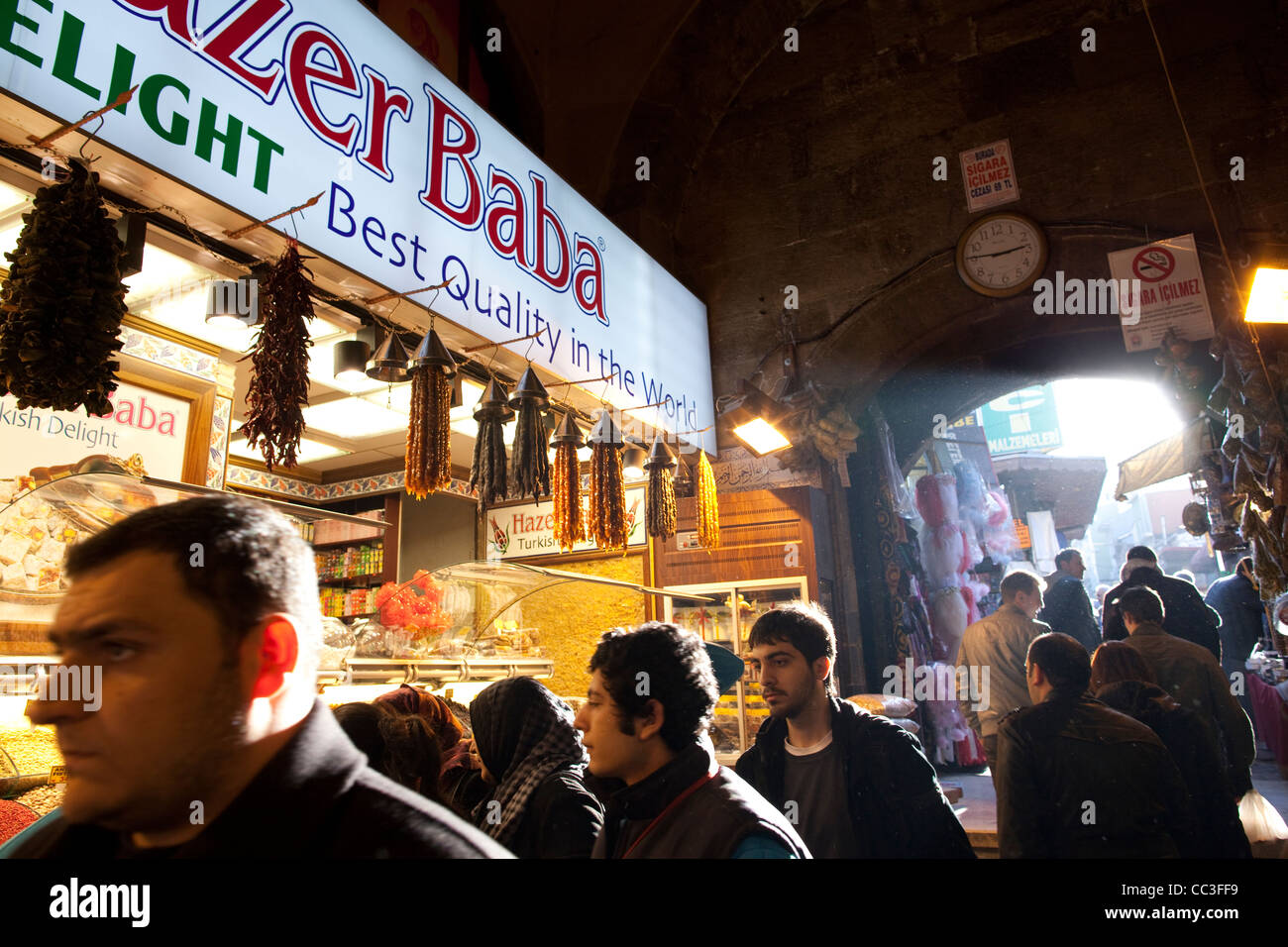 Misir Carsisi, marché aux épices, marché couvert d'Istanbul, Turquie. Photo:Jeff Gilbert Banque D'Images