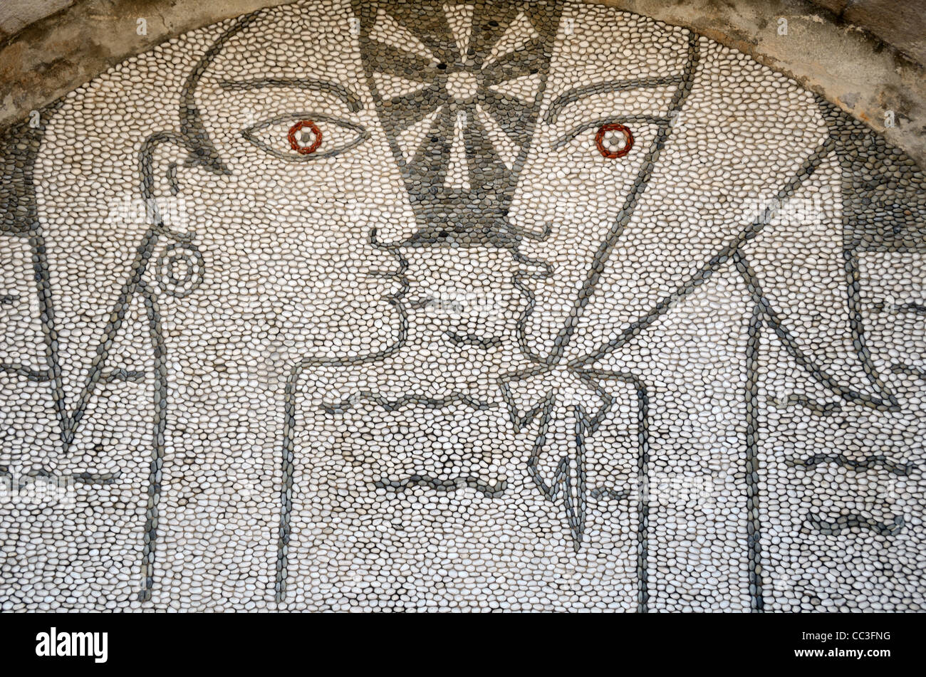 Mosaïque de mur ou mosaïque de galets de jeunes amateurs basée sur Œuvres de Jean Cocteau avec mer Méditerranée et soleil stylisé Menton Côte d'Azur France Banque D'Images