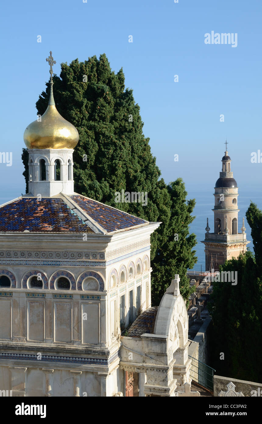 Mausolée orthodoxe russe, chapelle, tombe et tour de la cathédrale Saint-Michel, vue depuis le Vieux cimetière ou Cimetière du Vieux Château Menton France Banque D'Images