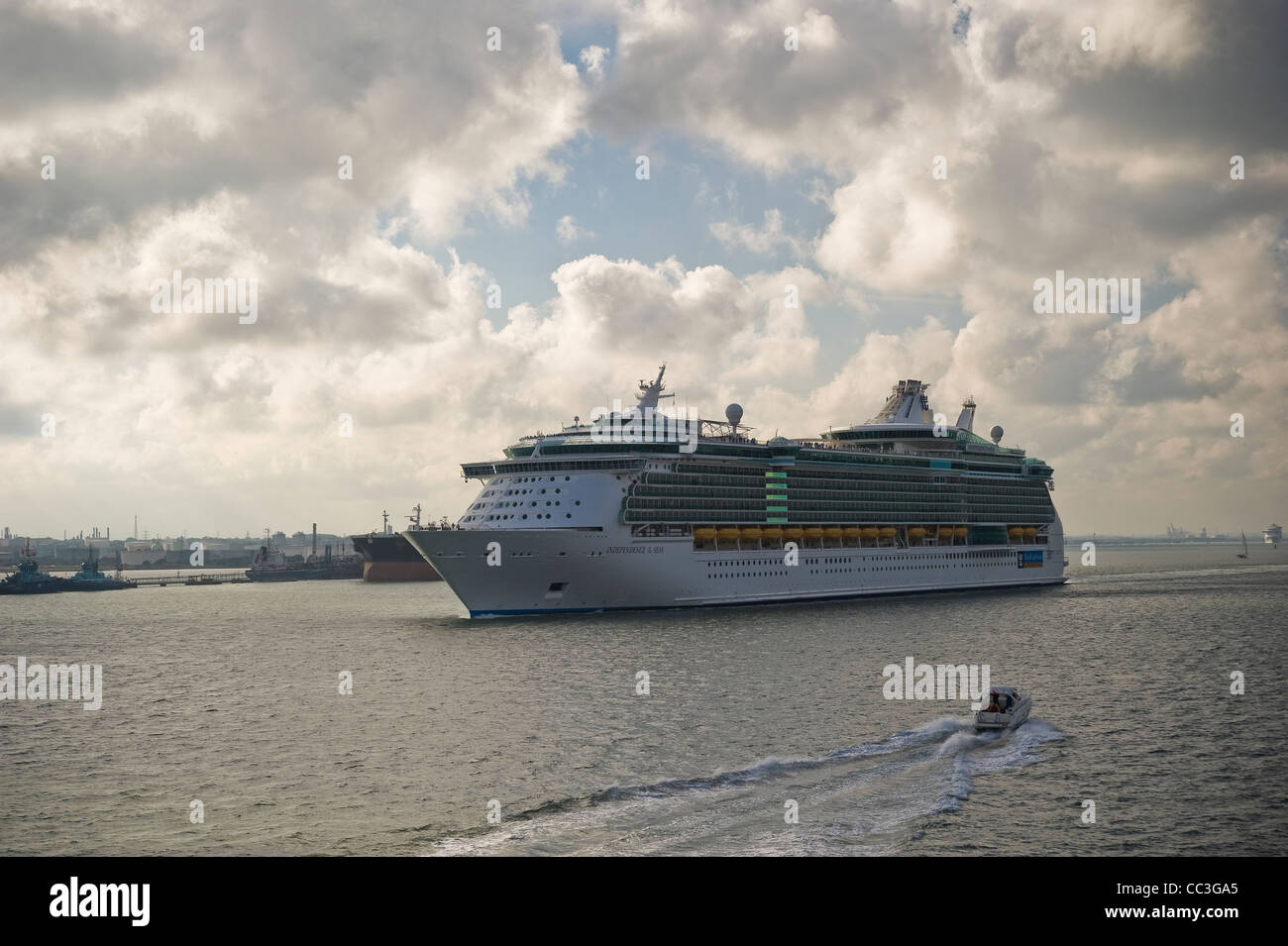 Bateau de croisière naviguant sur le Solent depuis le Port de Southampton, Hampshire, Royaume-Uni Banque D'Images