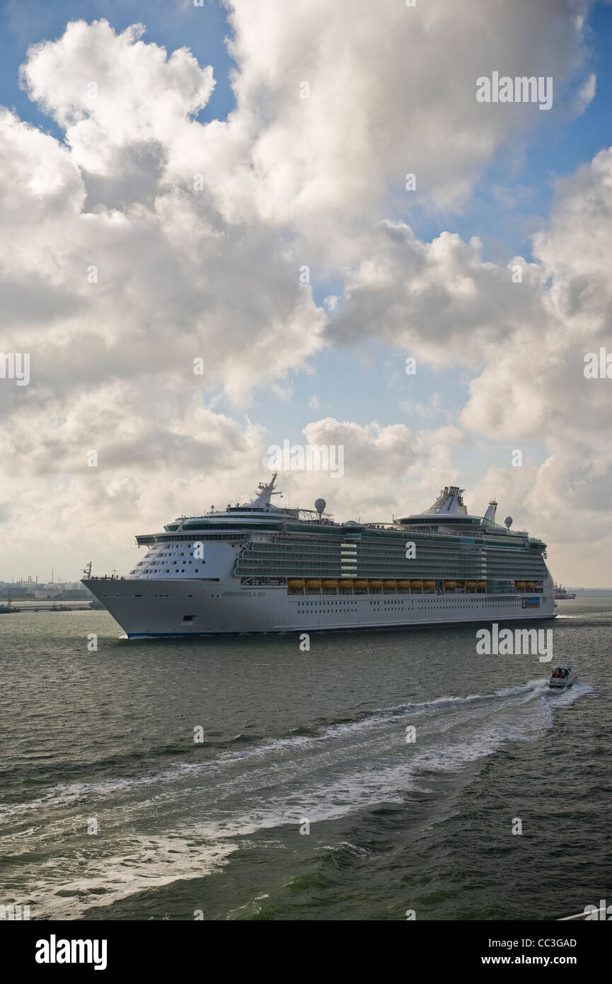 Bateau de croisière naviguant sur le Solent depuis le Port de Southampton, Hampshire, Royaume-Uni Banque D'Images