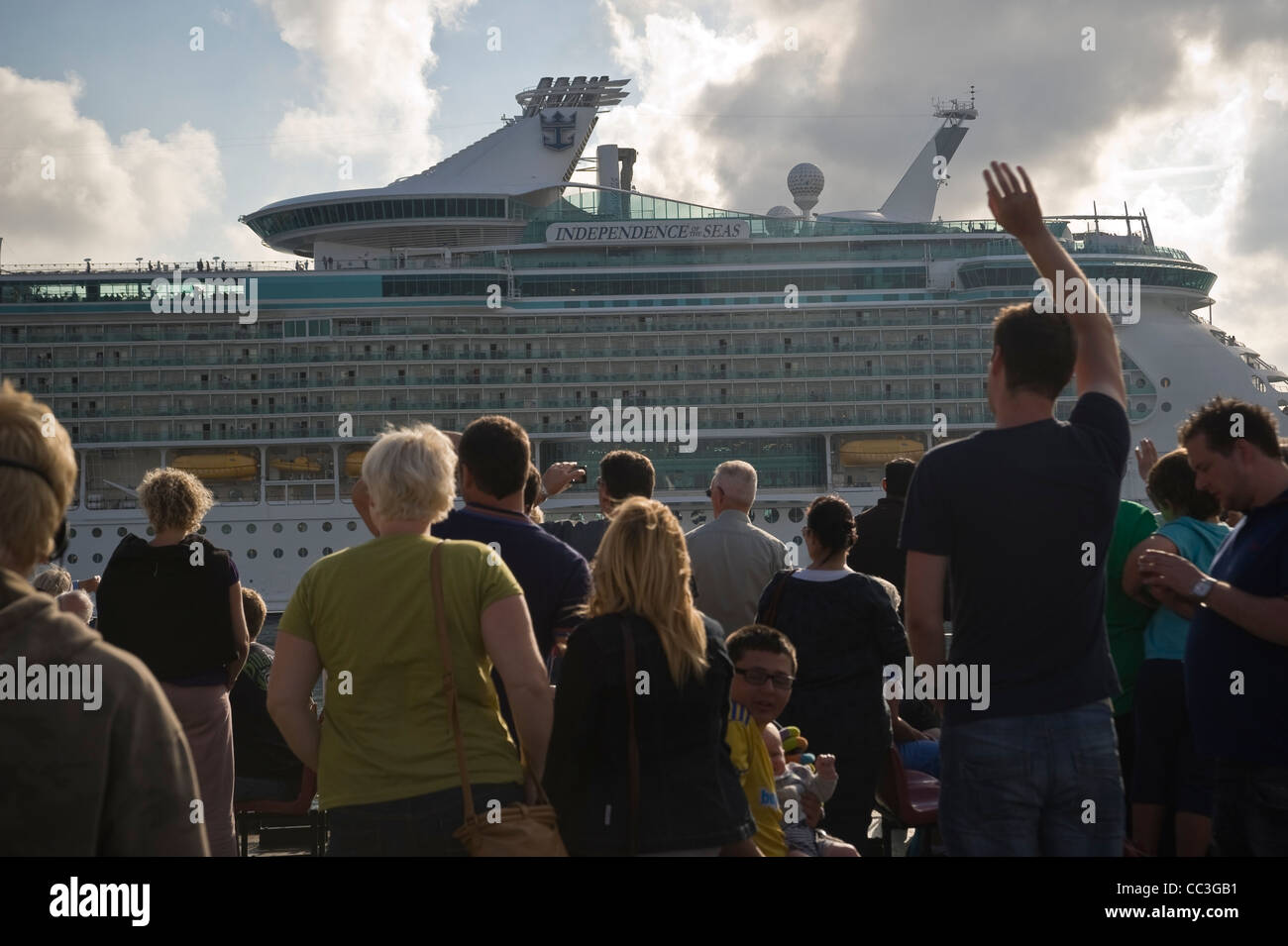 Personnes sur une île de Wight ferry signe un navire de croisière de luxe Banque D'Images
