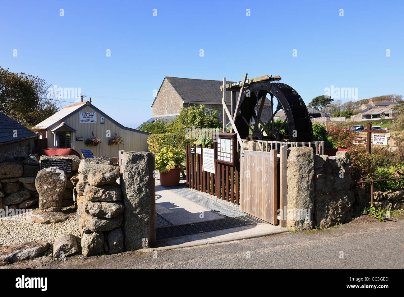 Wayside Folk Museum et Trewey Moulin avec roue hydraulique de travail à l'entrée à l'extérieur. Zennor Cornwall England UK en Grande-Bretagne. Banque D'Images