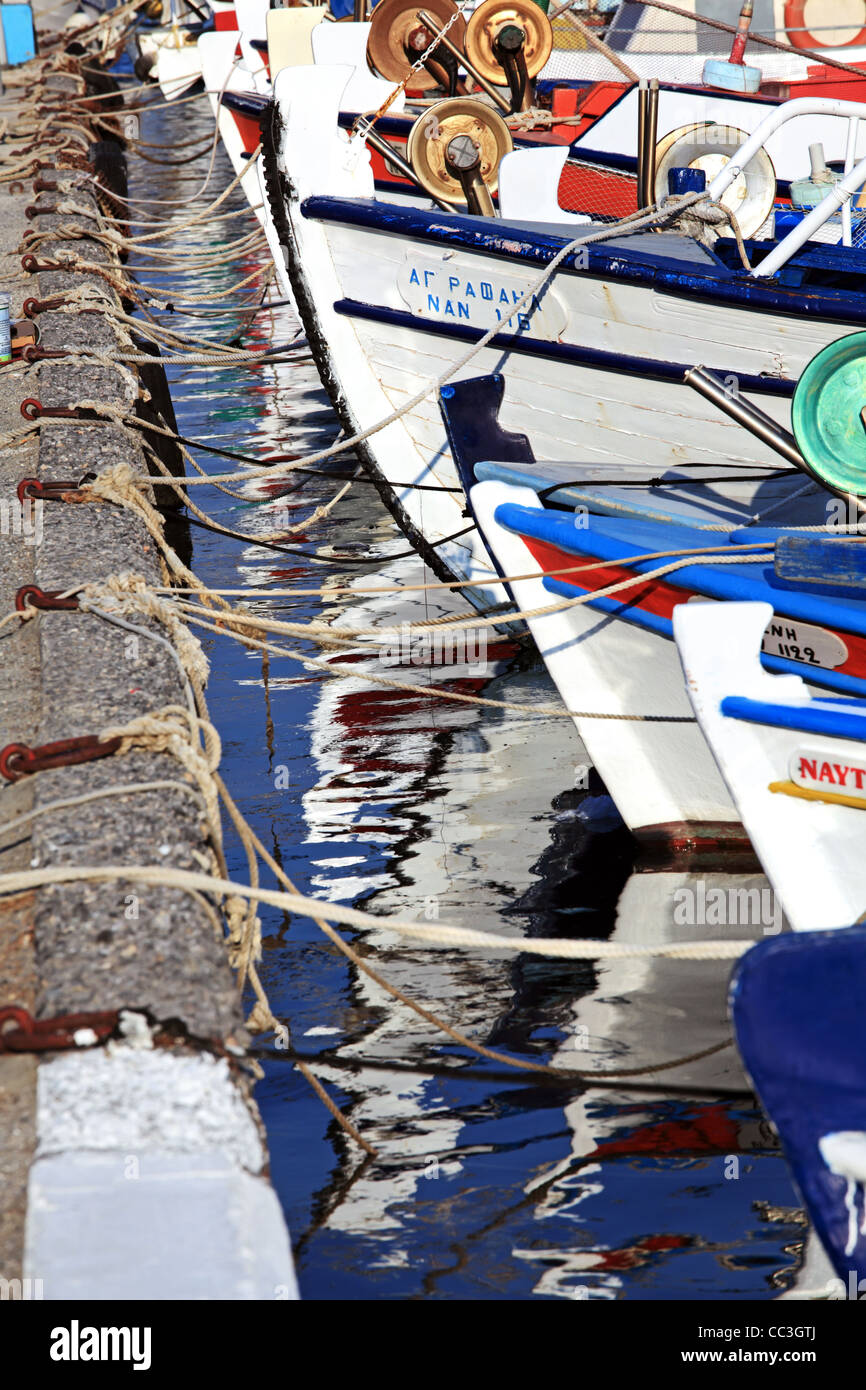 Cordes et bateaux. Vieux bateaux de pêche dans le port d'Elounda, Crète, Grèce. Banque D'Images