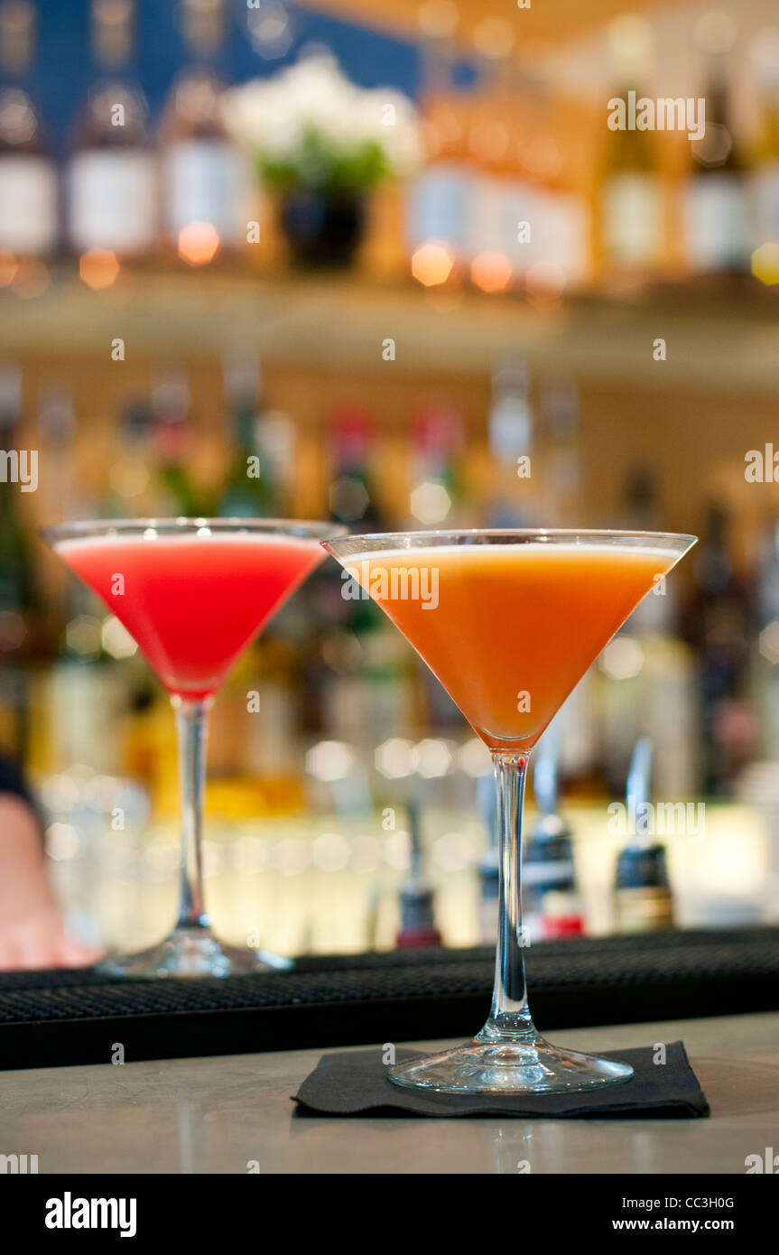 Deux cocktails sur un bar Banque D'Images