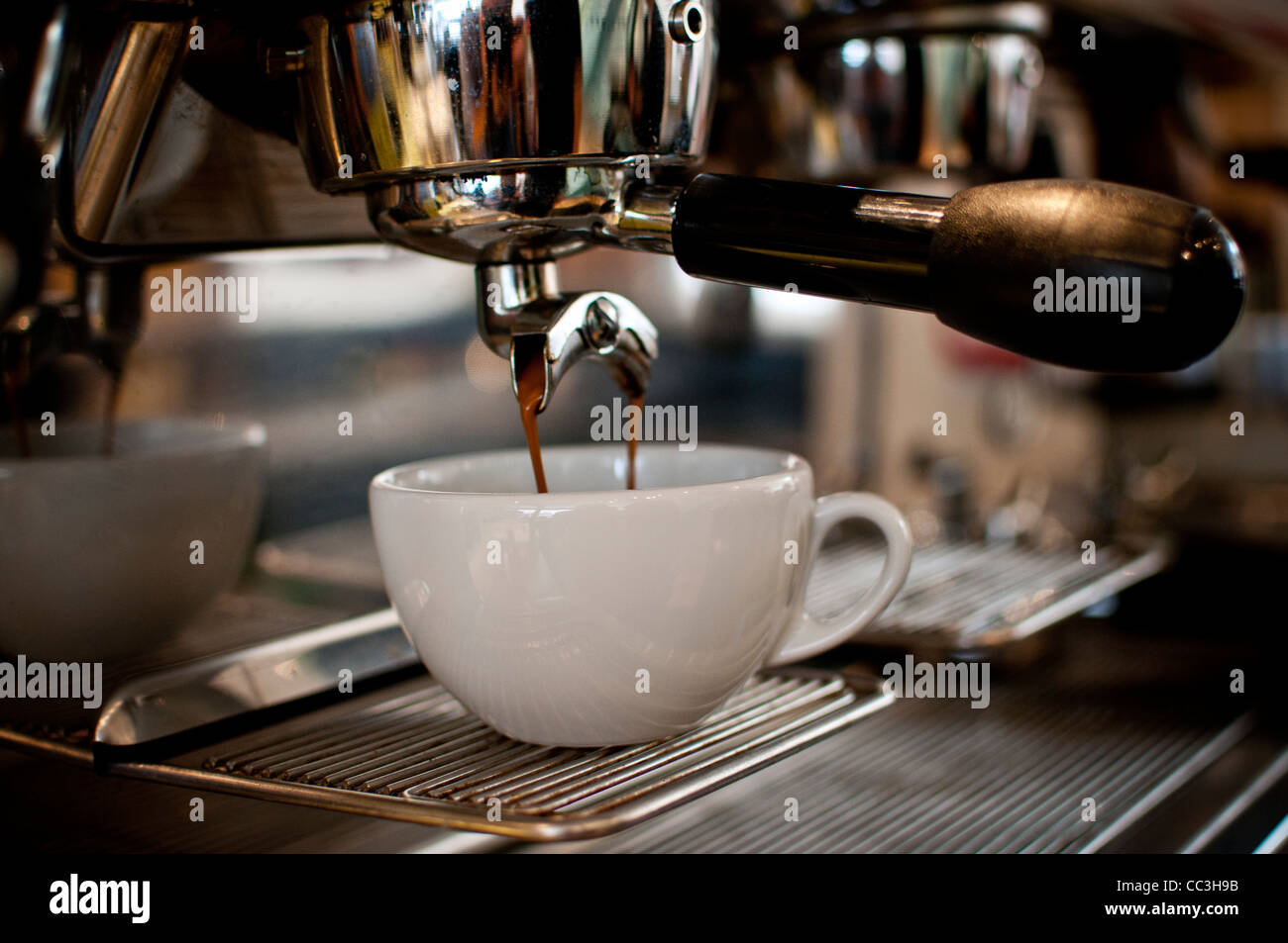 Infusion du café dans une tasse Banque D'Images