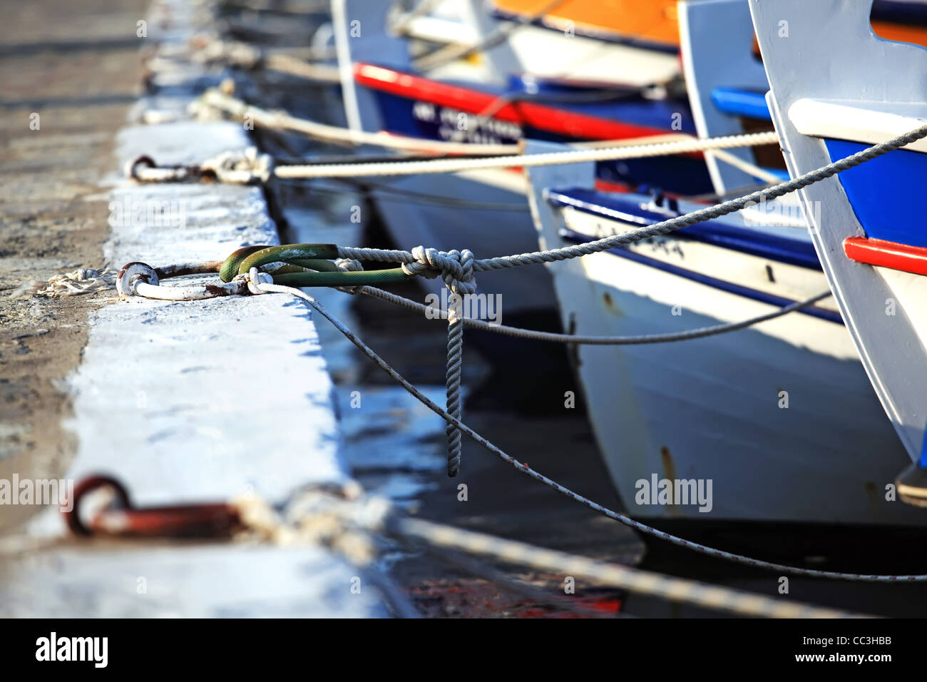 Cordes et bateaux. Pier d'Elounda, Crète, Grèce. Shallow DOF. Banque D'Images