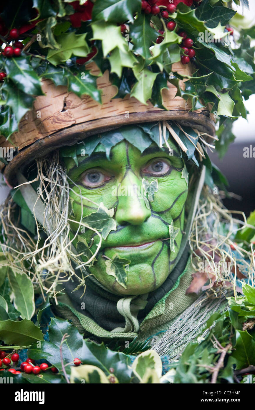 Une interprète vêtu comme l'homme vert (également connu sous le nom de the Holly Man) agit dans un 'wassail' célébration pour saluer la nouvelle année. Banque D'Images