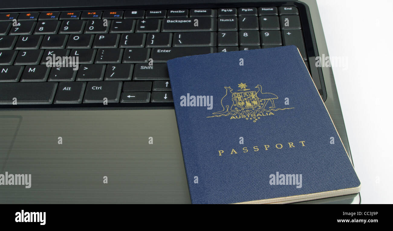Passeport australien sur le clavier d'un ordinateur Banque D'Images