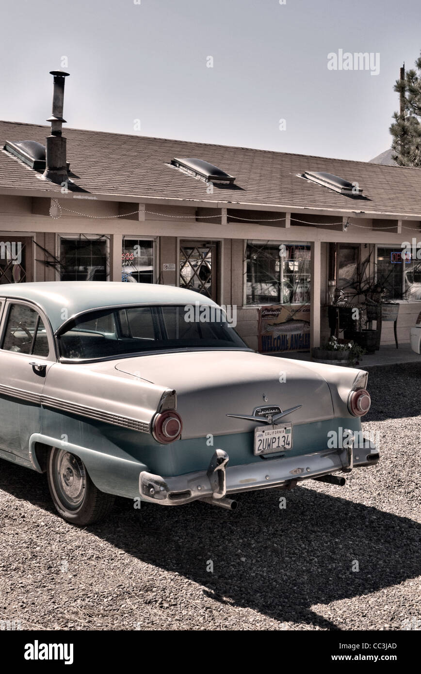 1960 Ford Fairlane stationné à l'extérieur d'un petit restaurant en Californie USA Banque D'Images