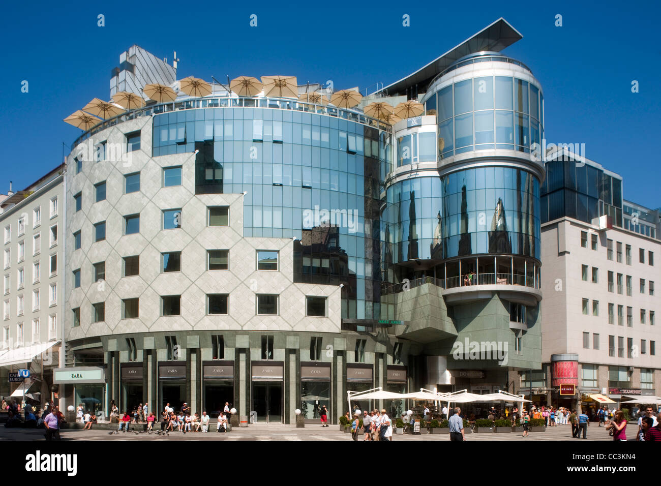 Österreich, Wien I, Stephansplatz, Anfang der neunziger la façade des Jahre vom Architekten Hans Hollein entworfenen Haas-Haus Banque D'Images
