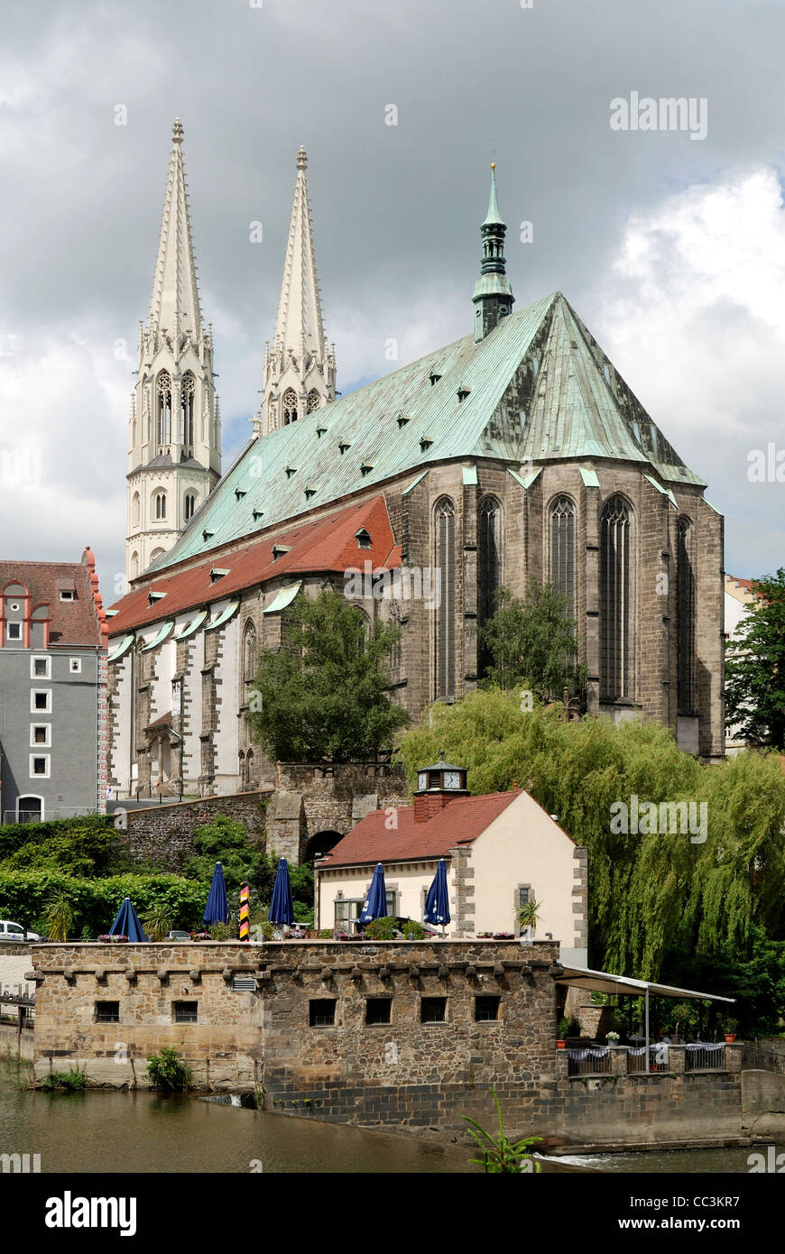 Peterskirche église sur la rive de la rivière Lausitzer Neisse à Goerlitz. Banque D'Images