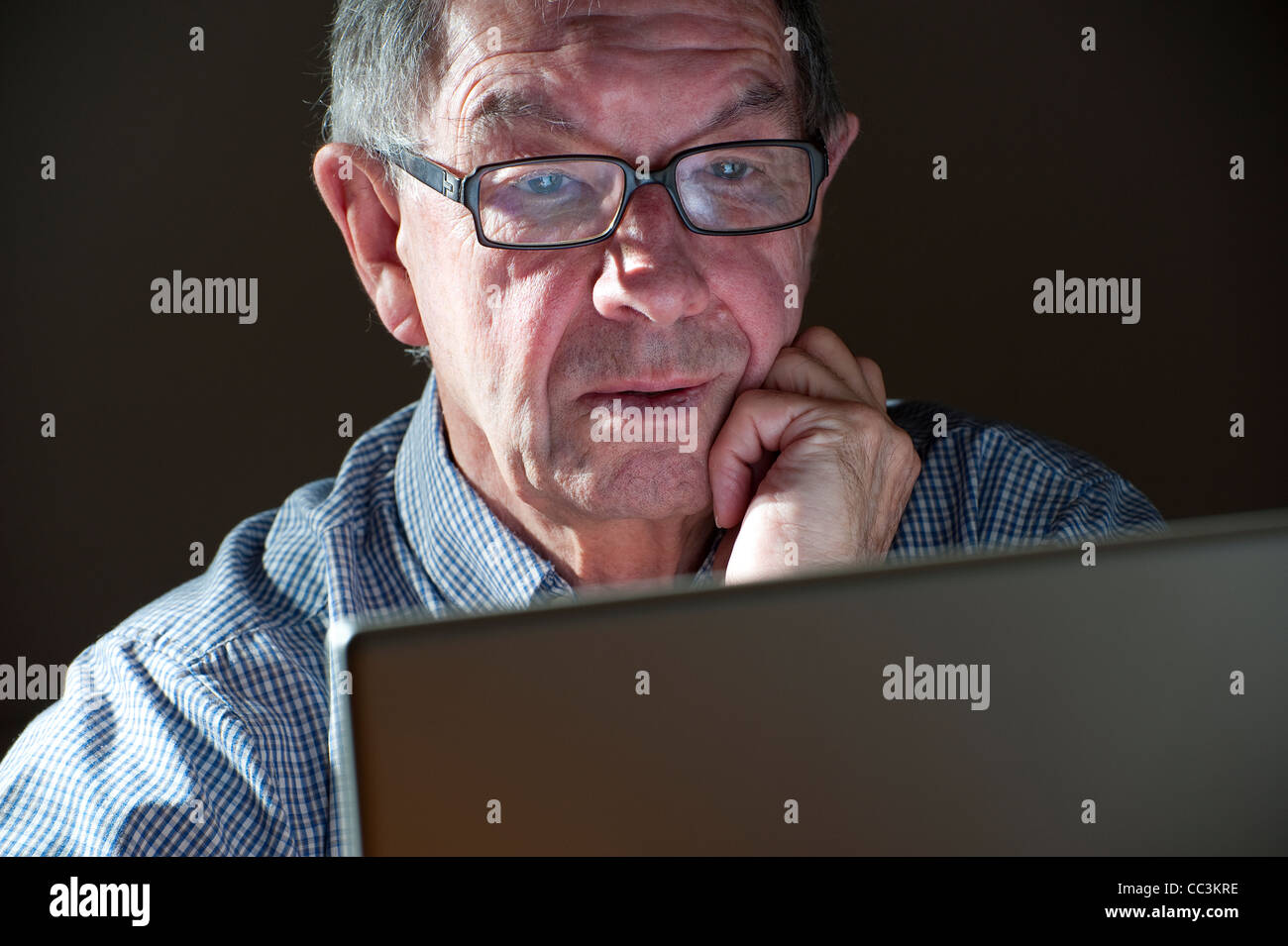 Senior male using laptop computer Banque D'Images