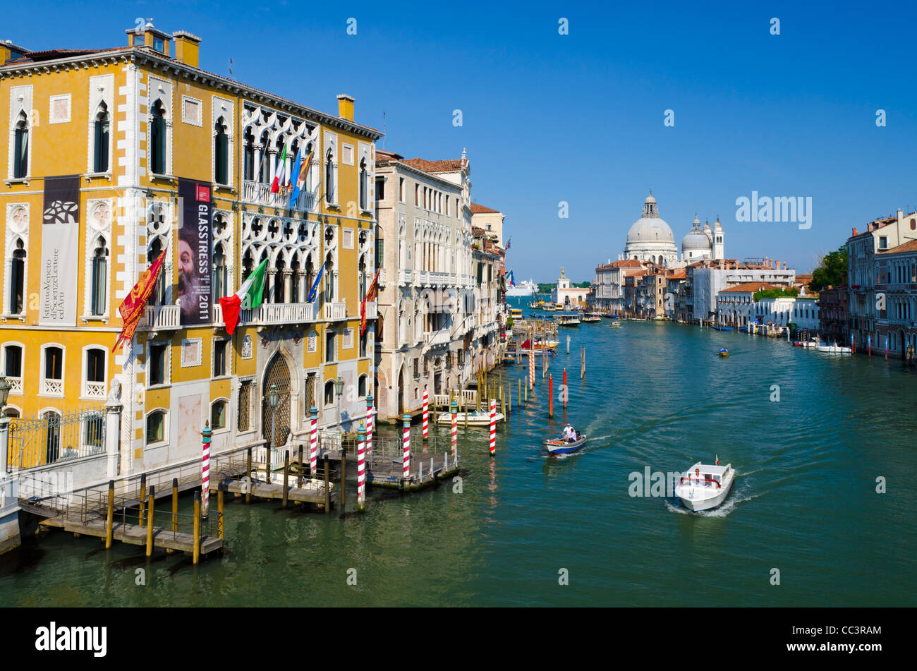Italie, Vénétie, Venise, Grand Canal, Santa Maria della Salute de pont de l'Accademia Banque D'Images