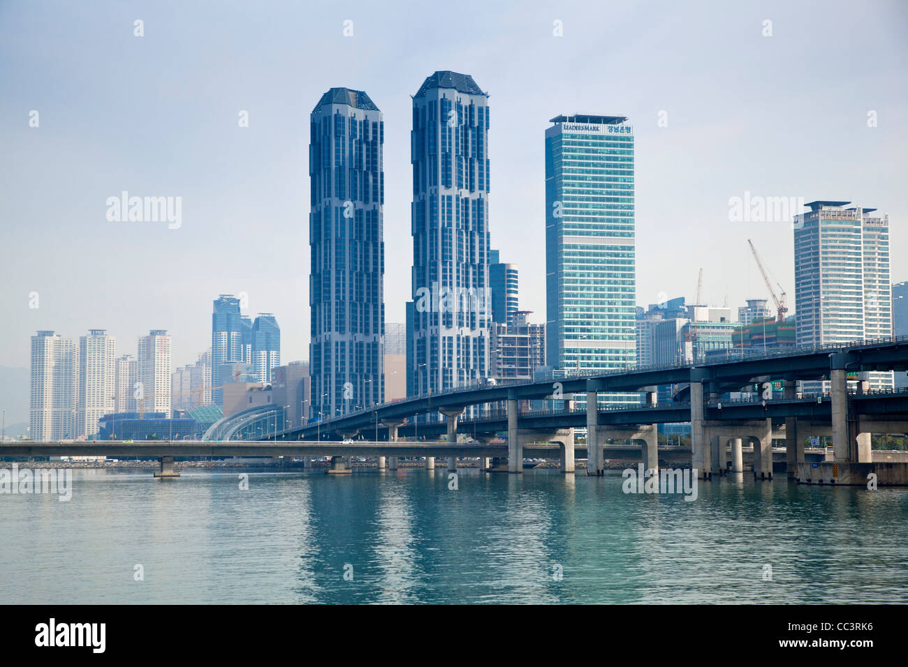 Gyeongsangnam-do, Corée, Busan Haeundae, édifices à appartements de luxe reflétant dans Suyeonggang River Banque D'Images