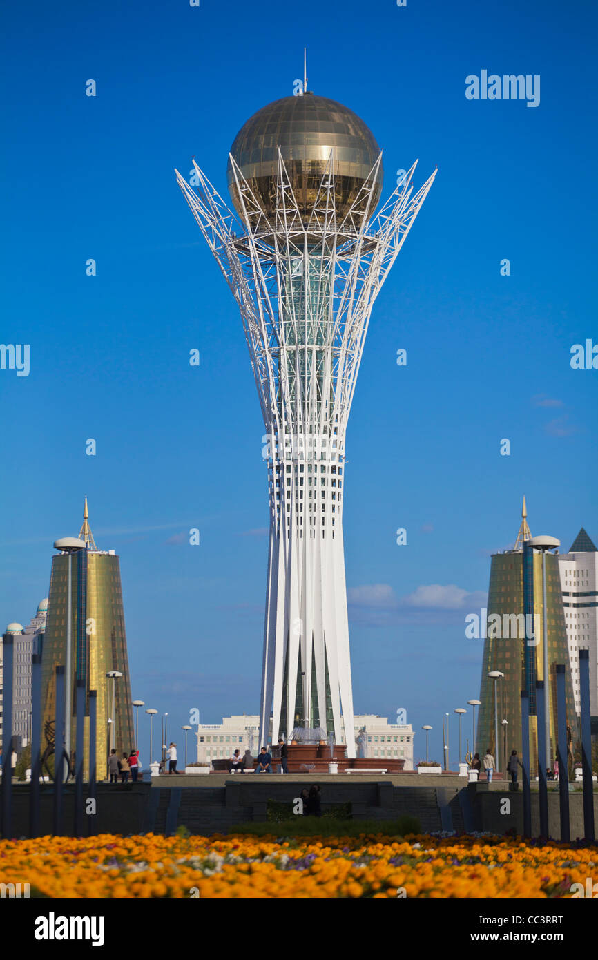 Le Kazakhstan, Astana, Nurzhol Bulvar - boulevard central, la Tour Bayterek Banque D'Images