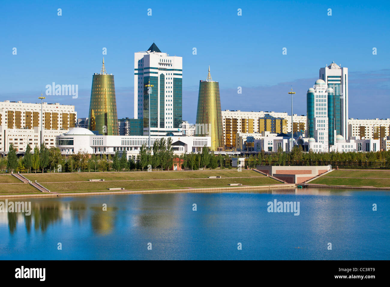 Le Kazakhstan, Astana, ville reflétant dans Isahim River Banque D'Images