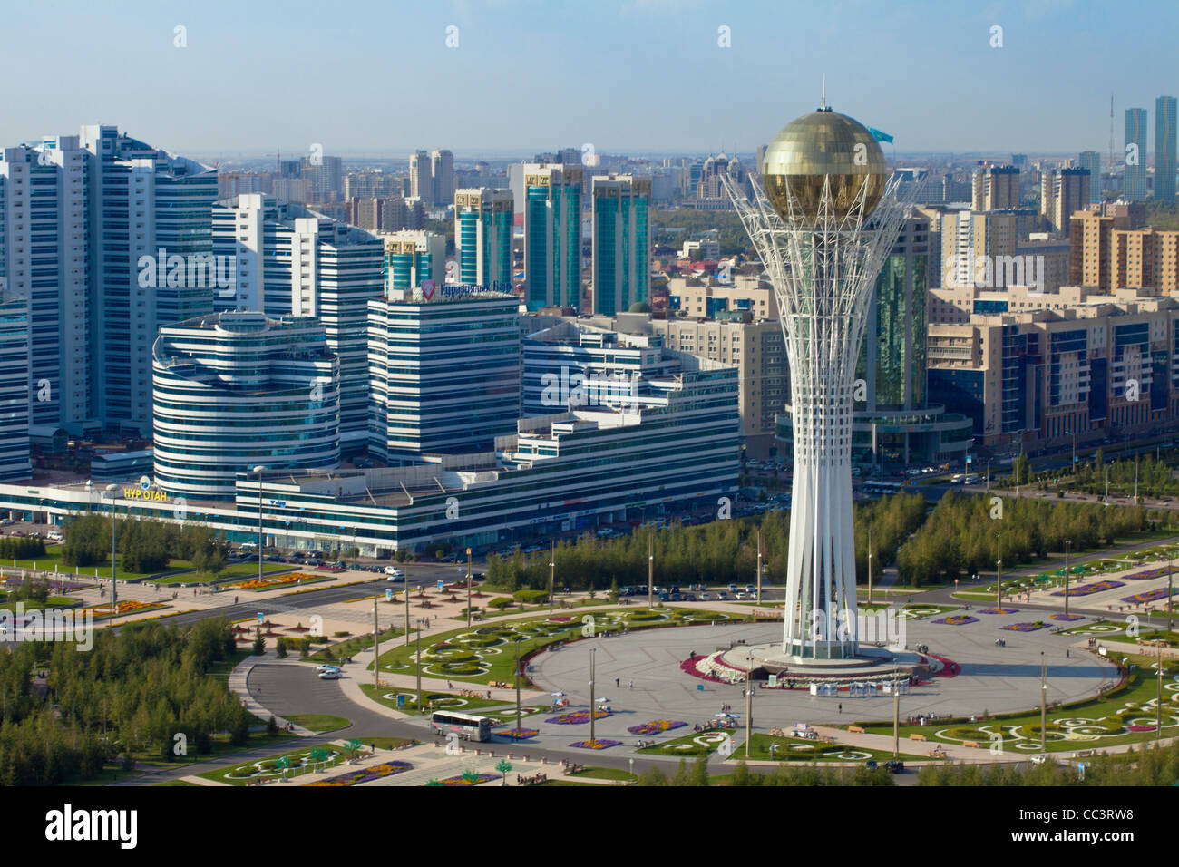 Le Kazakhstan, Astana, vue sur le centre-ville en direction de la tour Bayterek Banque D'Images